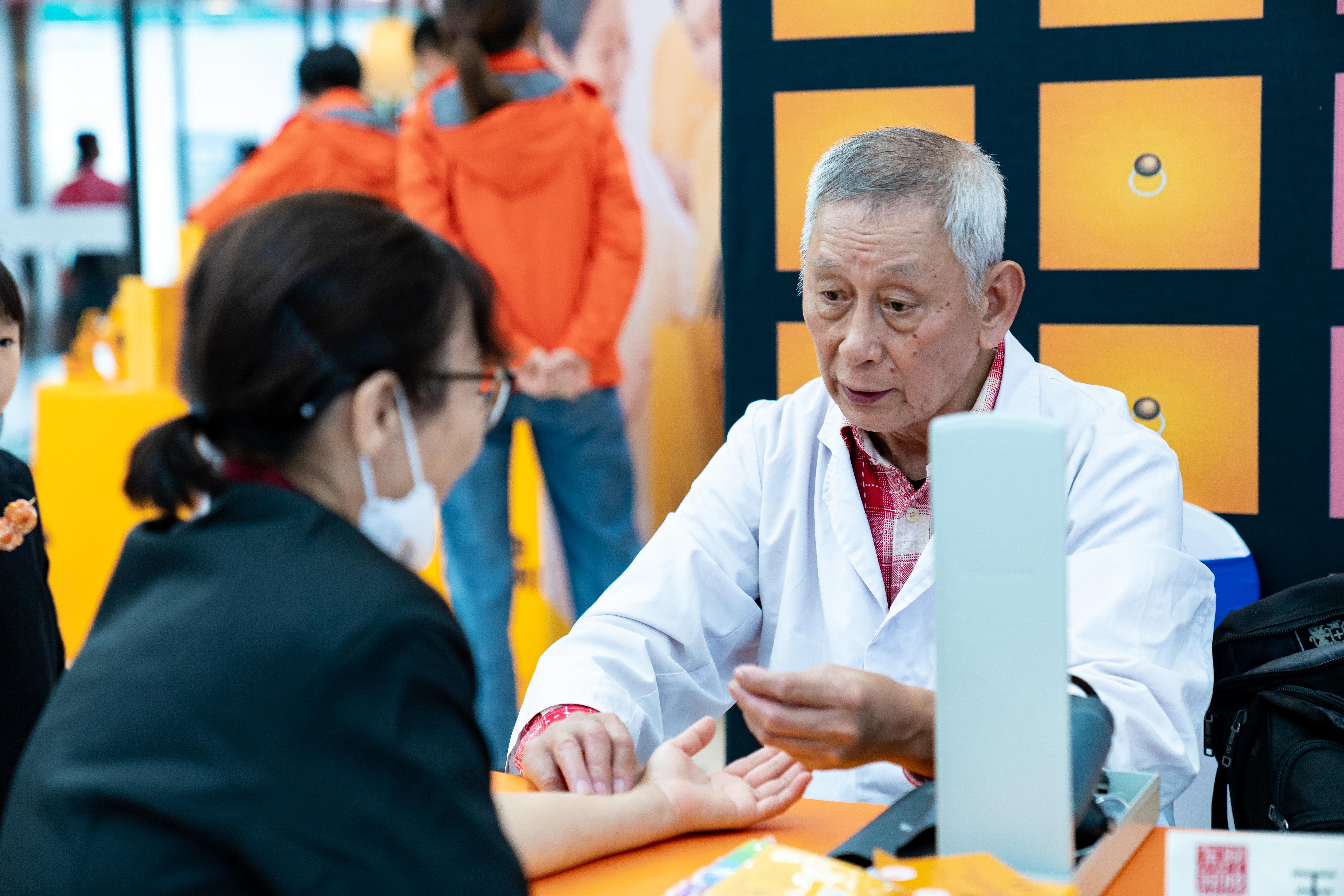 东阿阿胶携手海王星辰“浆爱带回家送给咱爸妈”活动宁波站启动