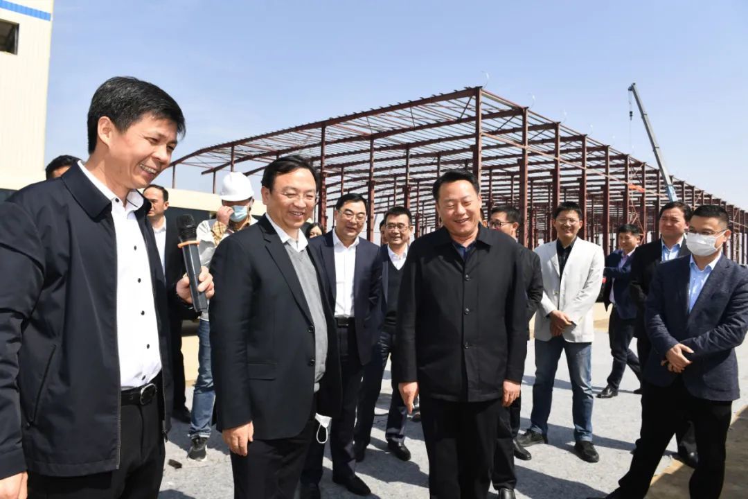 3月10日上午,虞爱华与王传福实地考察比亚迪合肥项目建设。