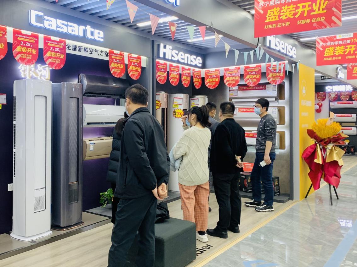 点击看大图 (图:顾客在门店选购商品)