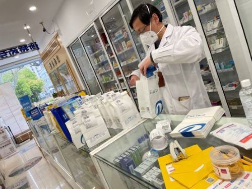 (钱宏在第一医药汇丰大药房抗肿瘤药店配货、打包线上订单) (钱宏在第一医药汇丰大药房抗肿瘤药店配货、打包线上订单)