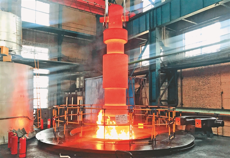 低硅低铝汽轮机转子钢的冶炼。黑龙江日报全媒体记者郭俊峰摄