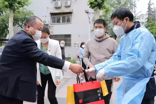 东阿阿胶携手漱玉平民大药房关爱一线核酸检测工作者