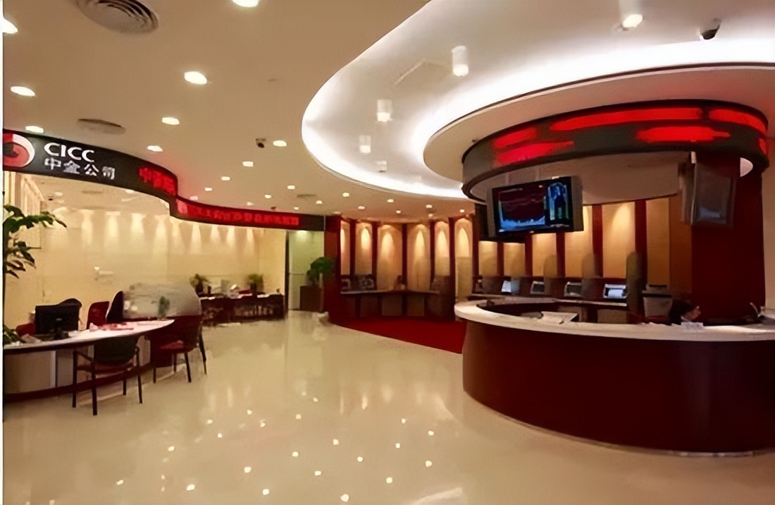 中金公司首席风险官张逢伟名校毕业年薪579万没总裁助理徐翌成高