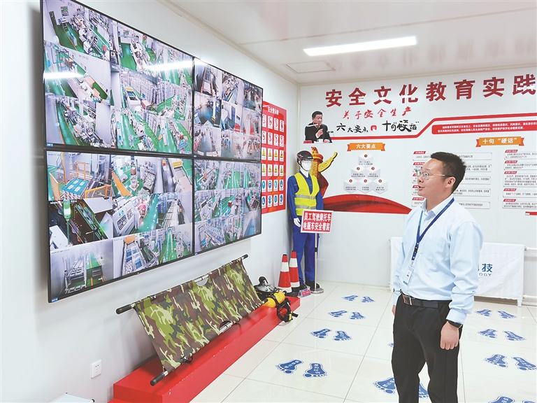 朱长伟查看企业生产各个环节。