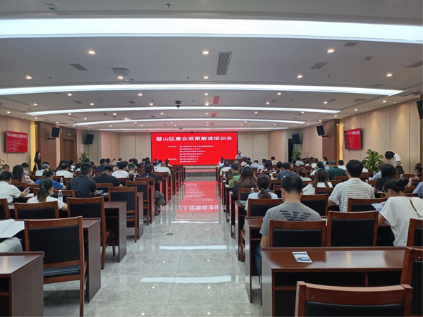 重庆银行工作人员向小微企业宣讲银行开户知识。重庆银行供图