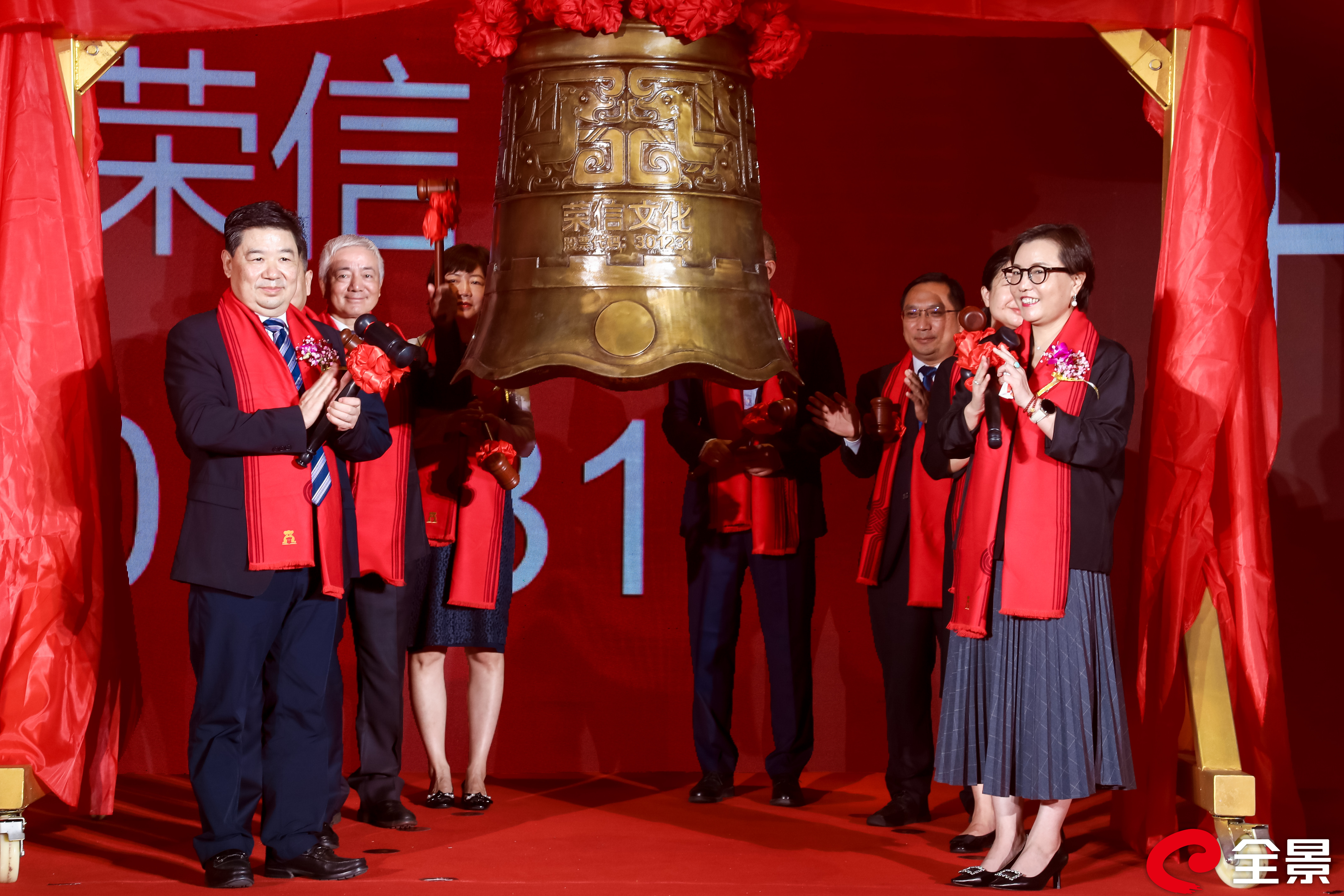 敲钟.jpg 敲钟.jpg