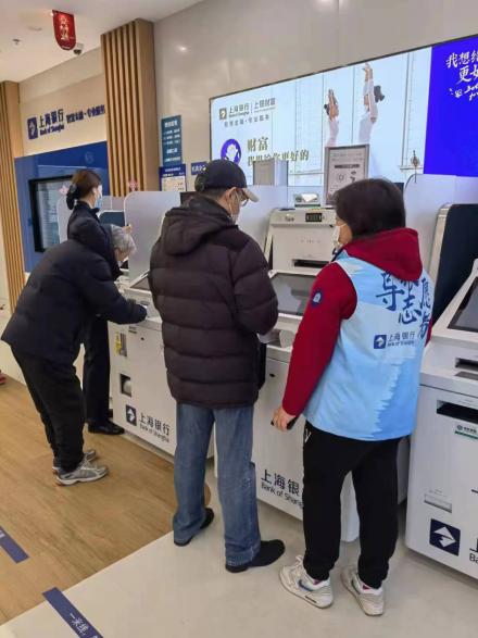 点击看大图 上海银行导银志愿者:15载坚守服务逾500万名老年人