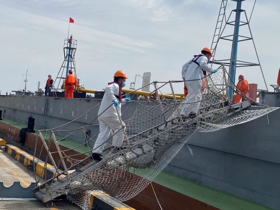 图:销售华东高桥办事处现场工作人员穿着防护服对停靠在码头的船舶进行安全检查。 图:销售华东高桥办事处现场工作人员穿着防护服对停靠在码头的船舶进行安全检查。