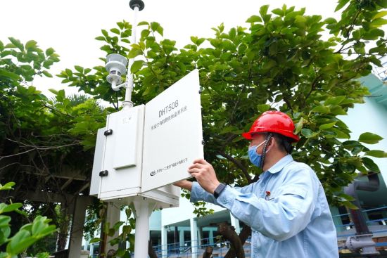 图:中国石化高桥石化公司进博会期间进一步增强厂界空气质量监测监控力度。 图:中国石化高桥石化公司进博会期间进一步增强厂界空气质量监测监控力度。