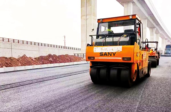 两江大道项目实施平整路面。重庆建工集团供图