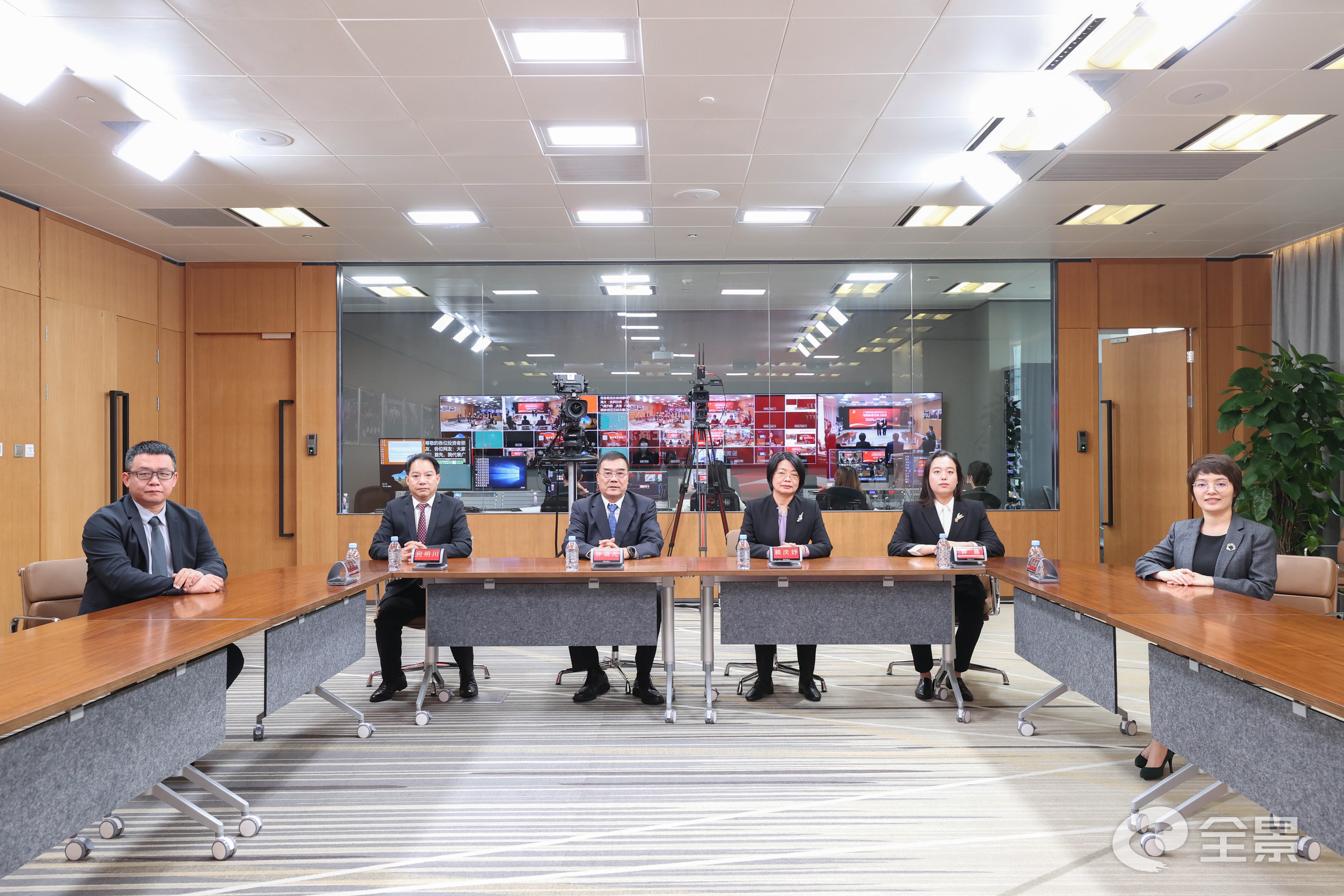 嘉宾合影1.jpg 嘉宾合影1.jpg