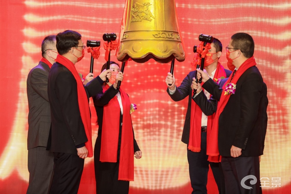 敲钟上市.jpg 敲钟上市.jpg