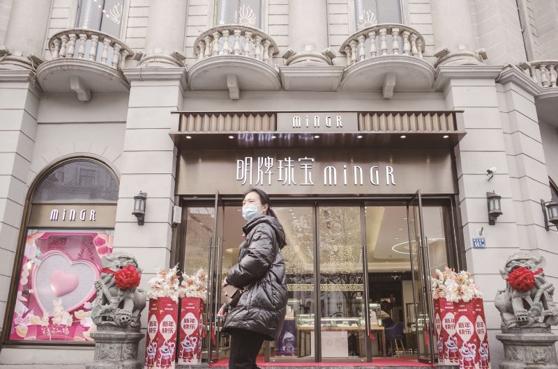 明牌珠宝百亿跨界遭问询4000万资金出逃炒作质疑再起虞兔良曾操纵证券套现10亿