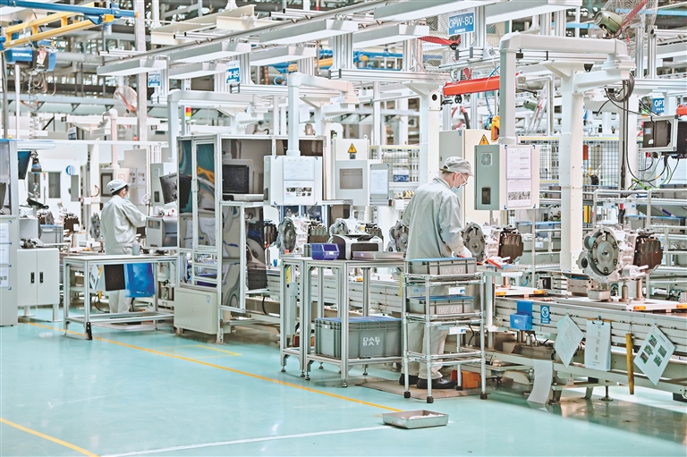 东安动力6AT生产线。本报记者刘莉摄