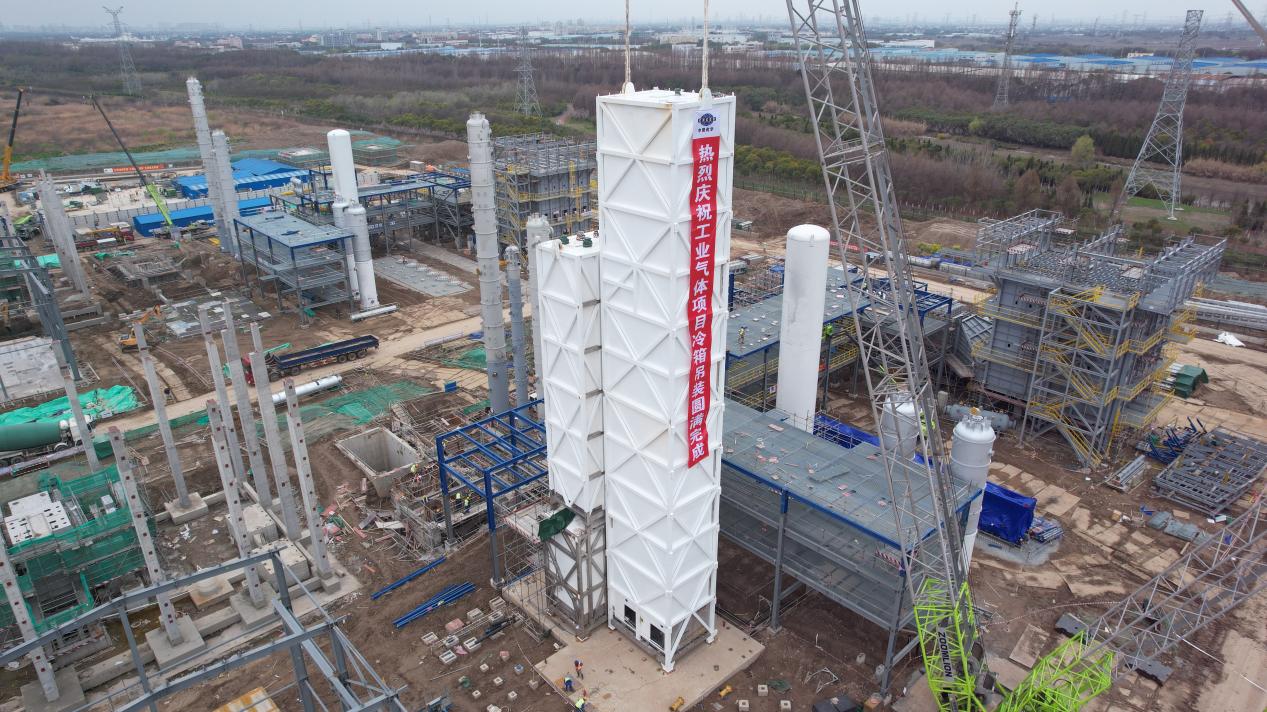 法液空HYCO3项目单系列主装置冷箱吊装现场。田博摄