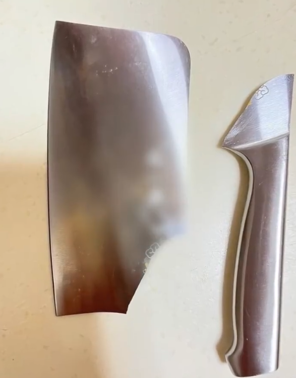 不拍蒜也断?张小泉斩骨刀斩骨时断裂客服:与使用力度、角度有关