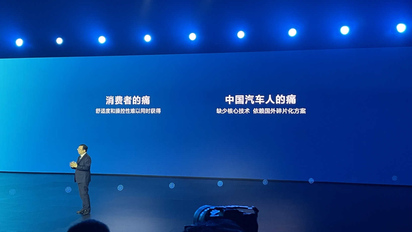 谁能拒绝一台会跳舞、原地起跳的比亚迪?