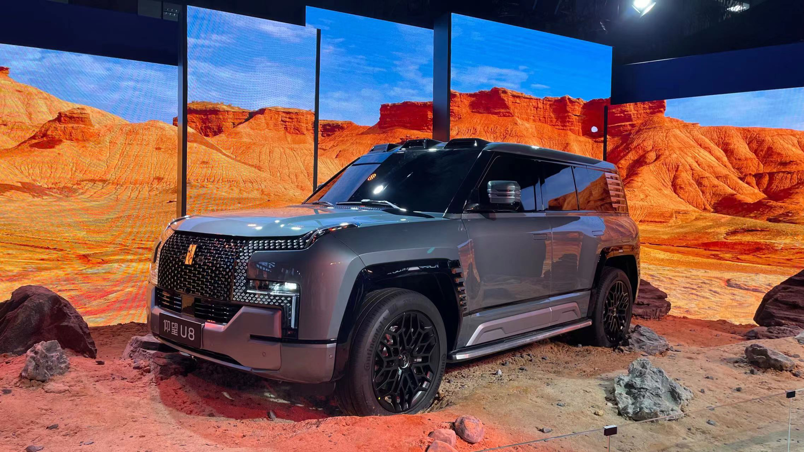 谁能拒绝一台会跳舞、原地起跳的比亚迪?