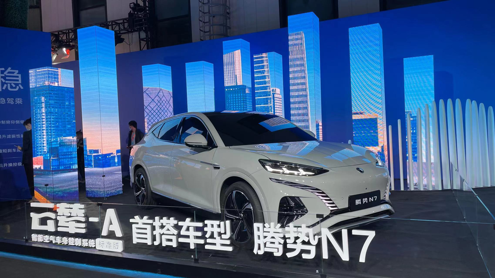 谁能拒绝一台会跳舞、原地起跳的比亚迪?