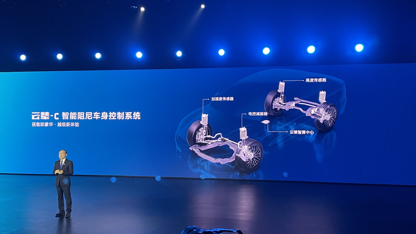 谁能拒绝一台会跳舞、原地起跳的比亚迪?