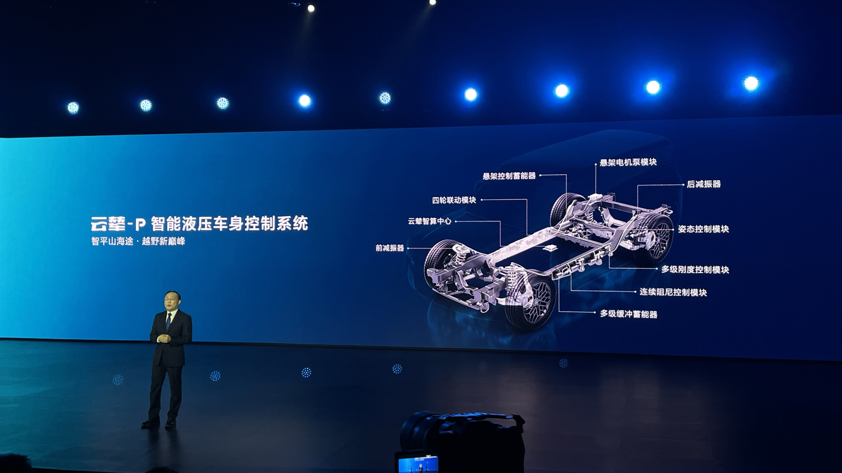 谁能拒绝一台会跳舞、原地起跳的比亚迪?