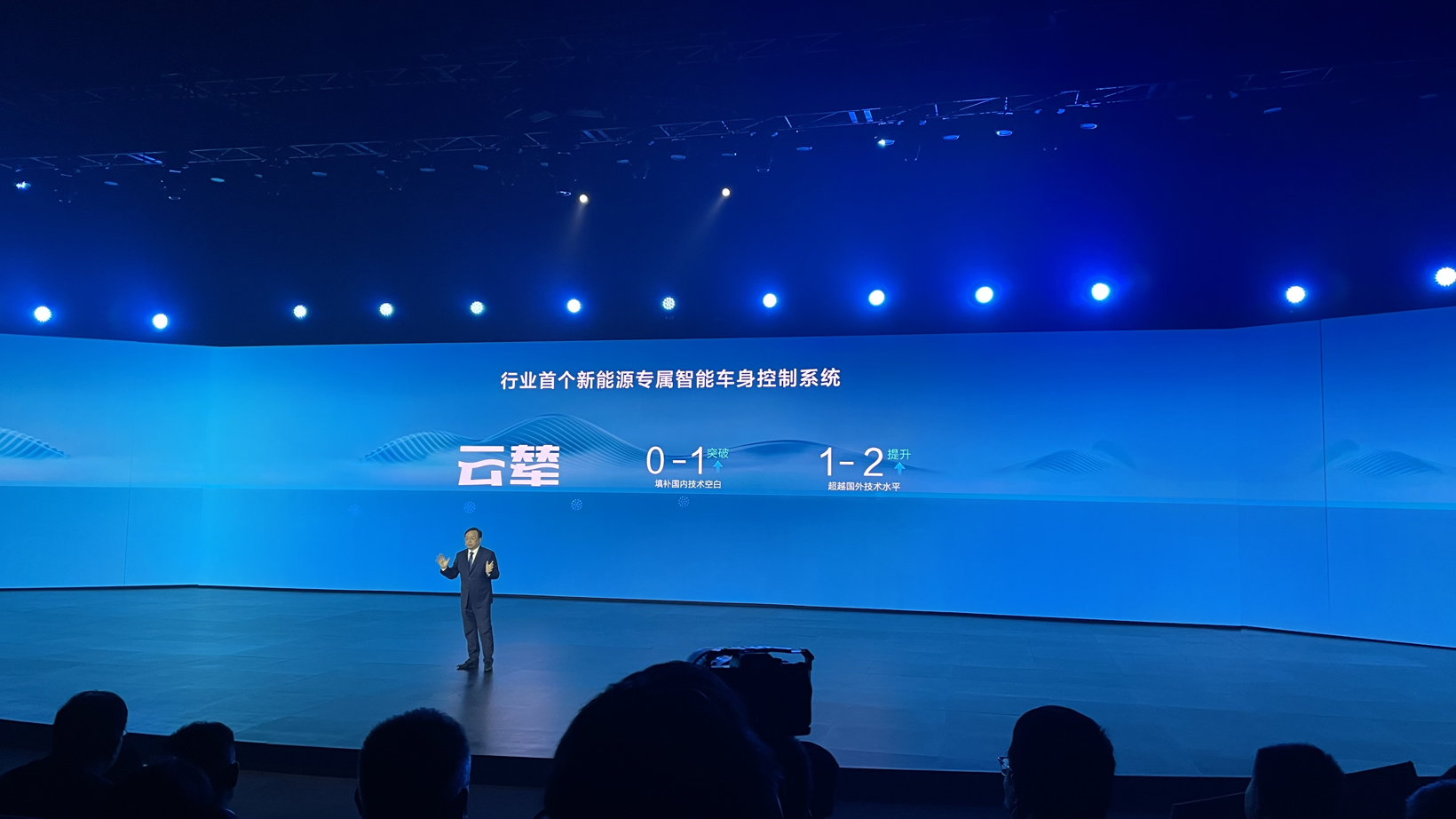 谁能拒绝一台会跳舞、原地起跳的比亚迪?