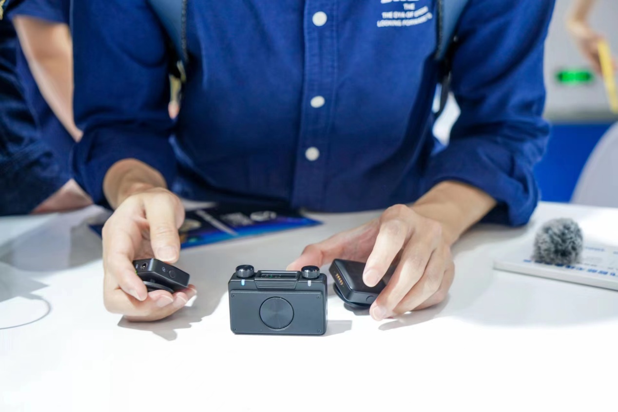 点击看大图 科大讯飞新品亮相消博会:构建人工智能生态,创造可持续发展的美好生活