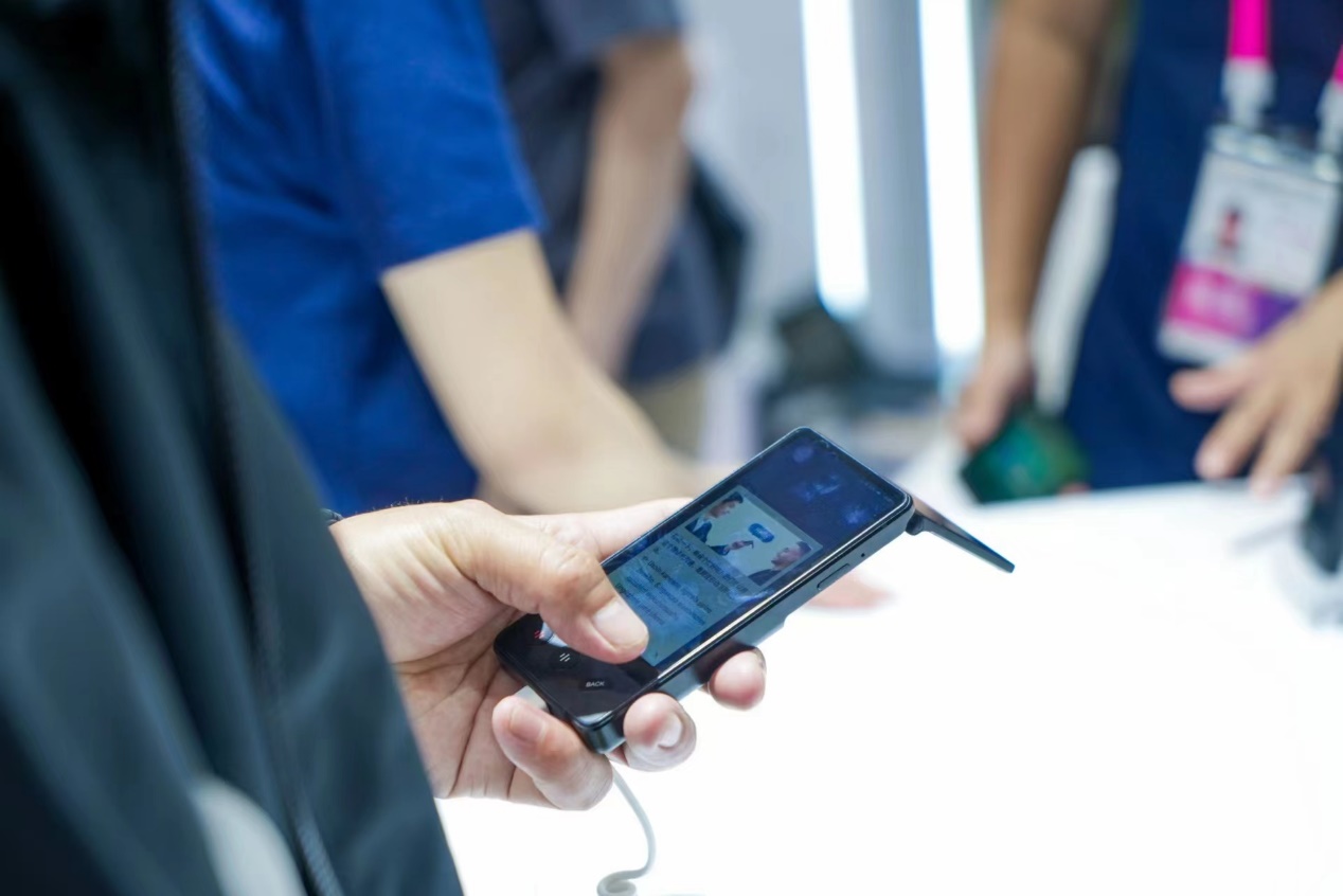 点击看大图 科大讯飞新品亮相消博会:构建人工智能生态,创造可持续发展的美好生活