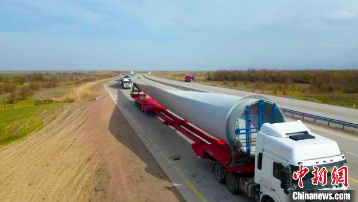 途经河北、内蒙古、甘肃到达新疆伊犁州霍尔果斯口岸,再由霍尔果斯口岸到达哈萨克斯坦阿尔卡雷克风电项目场樊玉杰摄 途经河北、内蒙古、甘肃到达新疆伊犁州霍尔果斯口岸,再由霍尔果斯口岸到达哈萨克斯坦阿尔卡雷克风电项目场樊玉杰摄