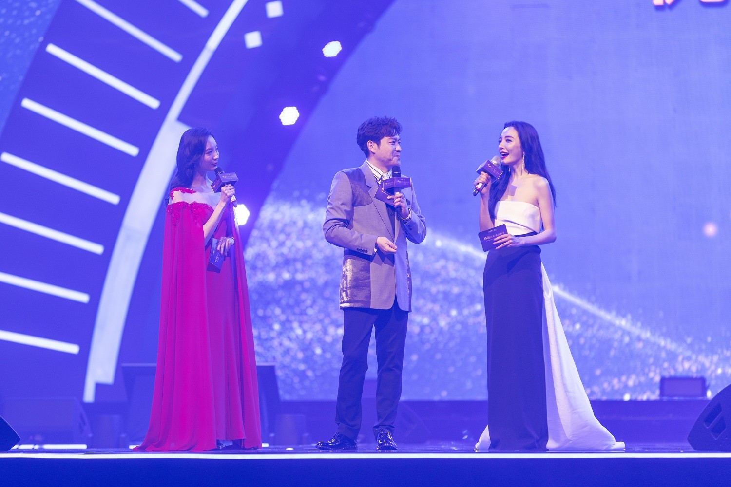 1682306783151088.jpg 主持人3.jpg