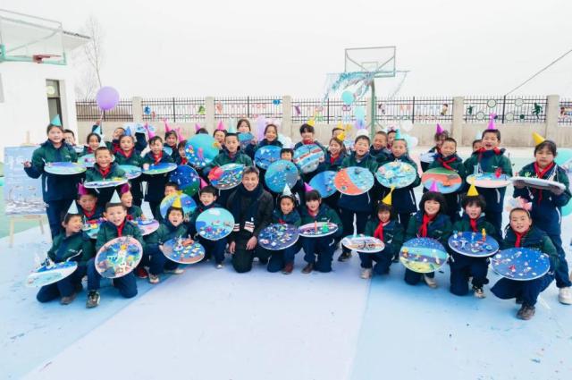 助推社会美育实践为少年寻海逐梦——中国人寿寿险公司举办“艺术回山”爱心公益活动