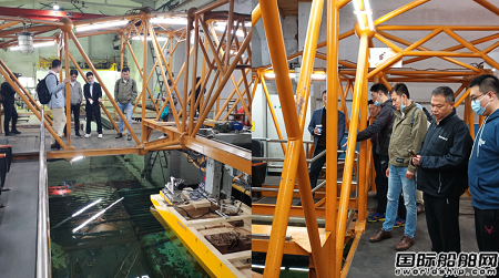 振华重工自建3万吨级甲板运输船项目完成船模水池试验