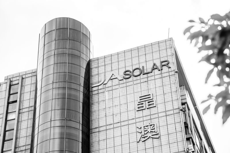 晶澳科技新产能释放半年净利逼近50亿持续一体化布局N型电池产能年底或超40GW