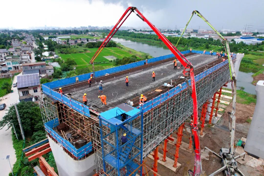 2023年7月19日、巢马二分部、首跨49.2米现浇简支箱梁浇筑(2).jpeg