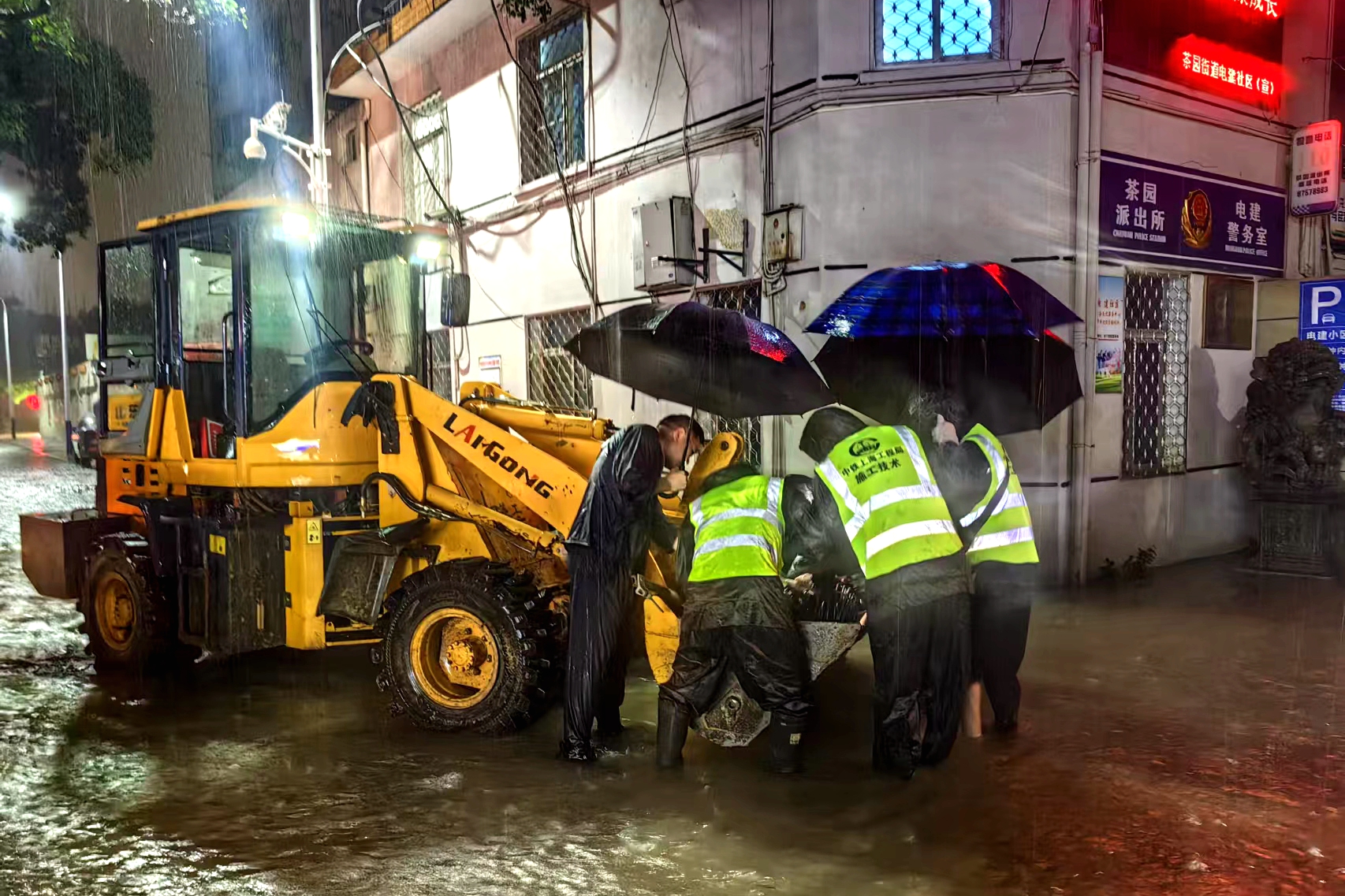 13.福州滨海快线1标项目排除积水.jpg 13.福州滨海快线1标项目排除积水.jpg