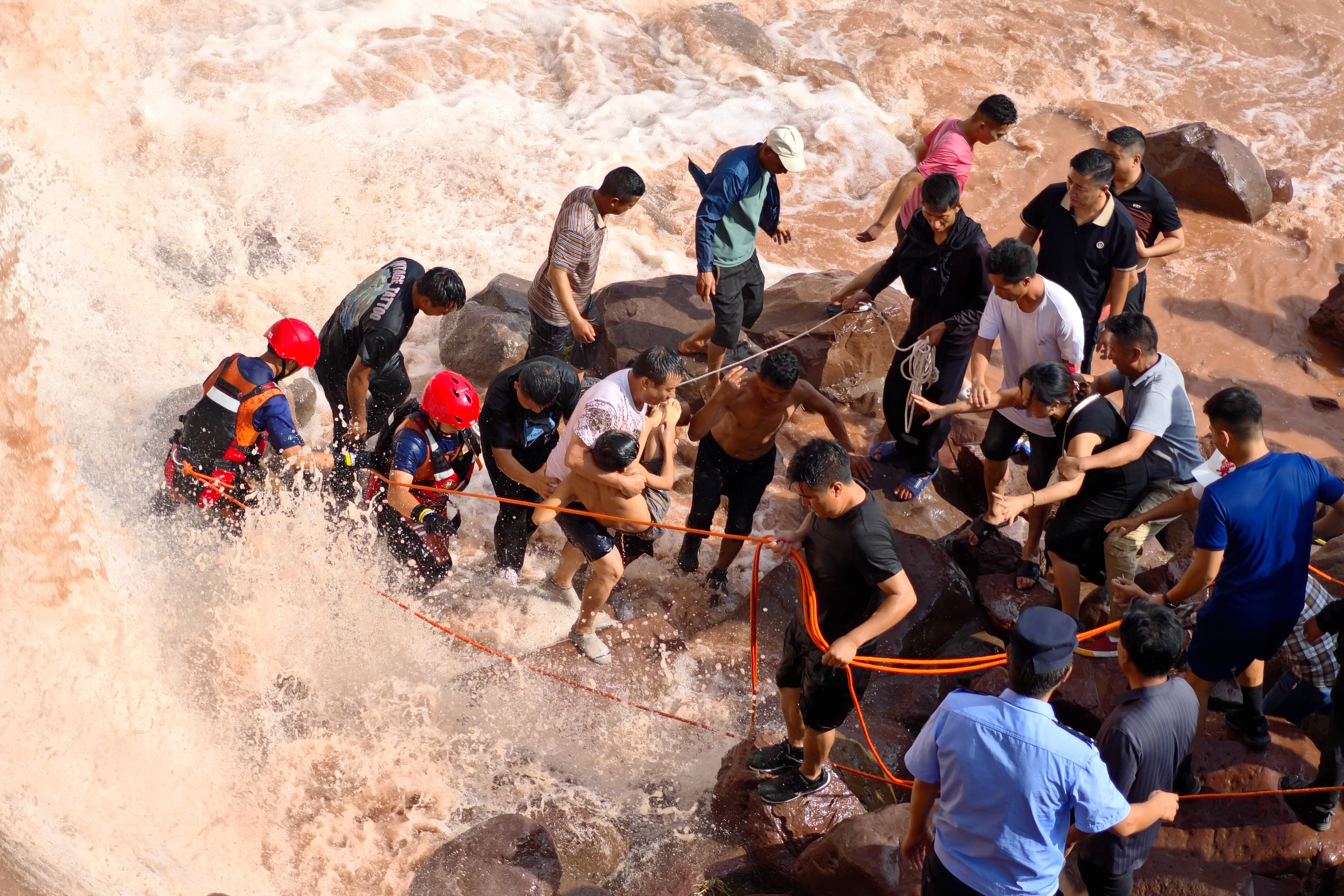 10.中铁广州局深圳公司西昭高速公路项目抢救落水孩子.jpg 10.中铁广州局深圳公司西昭高速公路项目抢救落水孩子.jpg