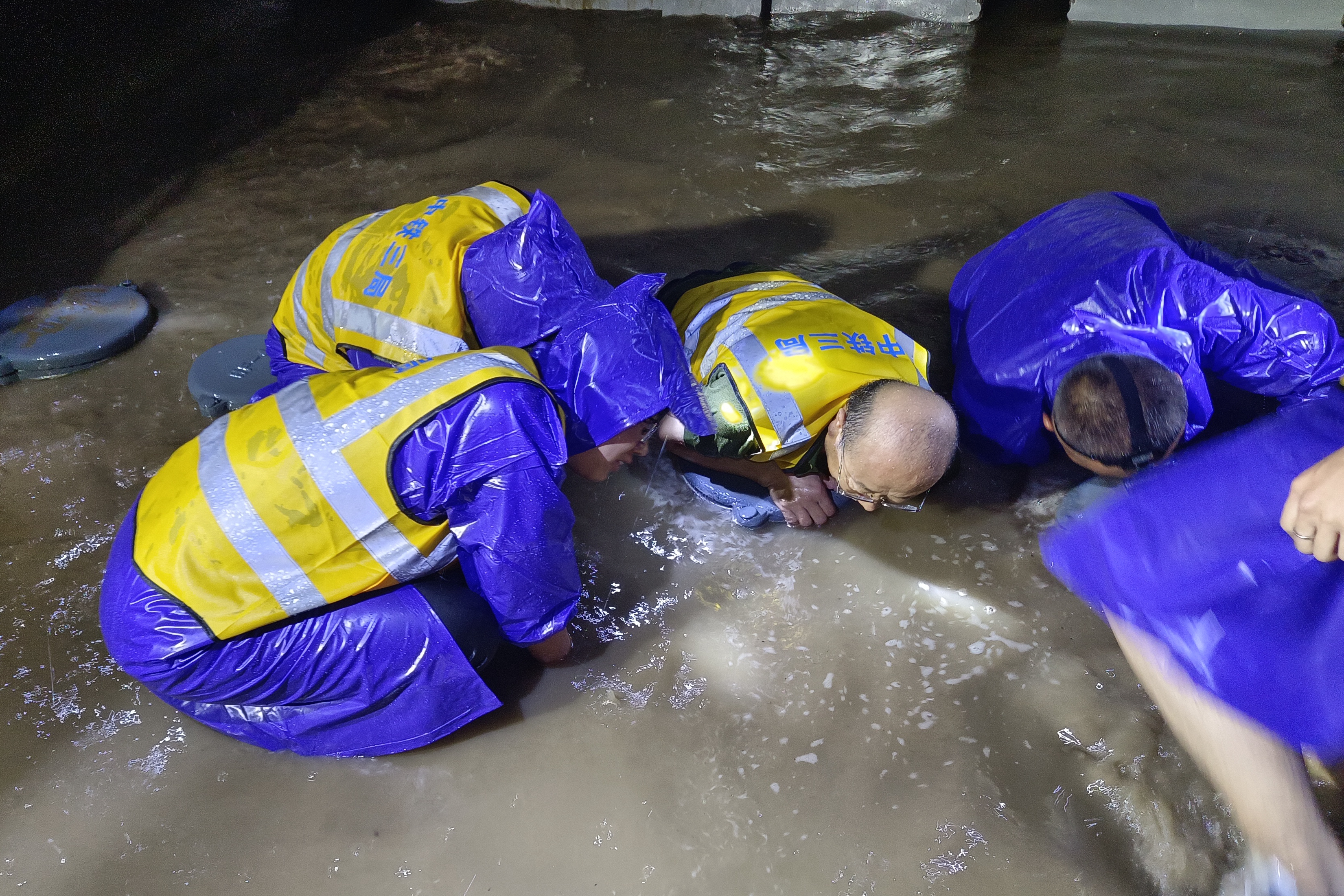 1.中铁三局线桥公司雄忻高铁项目抢修京广线保定站.jpg 1.中铁三局线桥公司雄忻高铁项目抢修京广线保定站.jpg