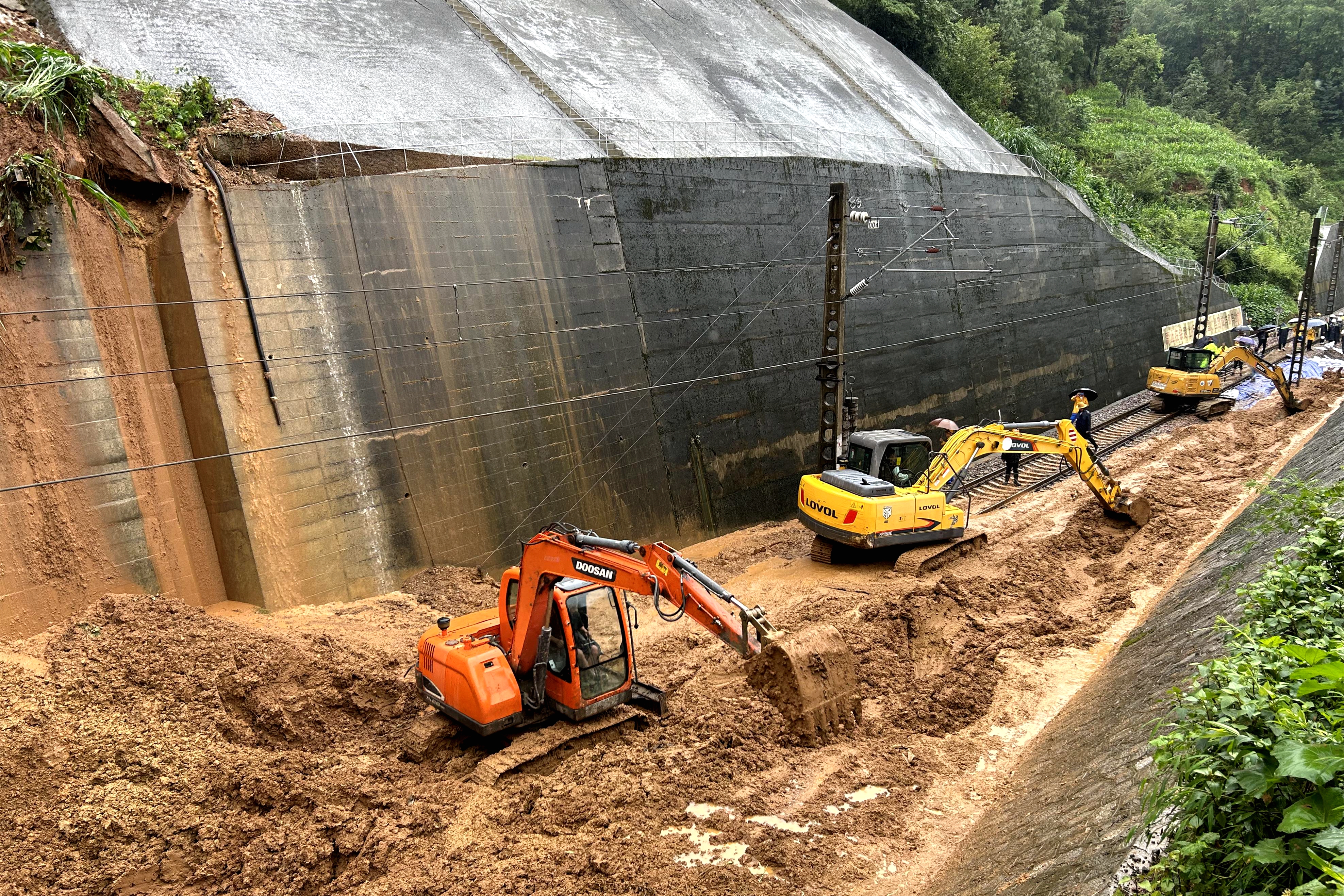 7.中铁武汉电气化局成都公司六盘水维管段清除铁路沿线淤泥.jpg 7.中铁武汉电气化局成都公司六盘水维管段清除铁路沿线淤泥.jpg