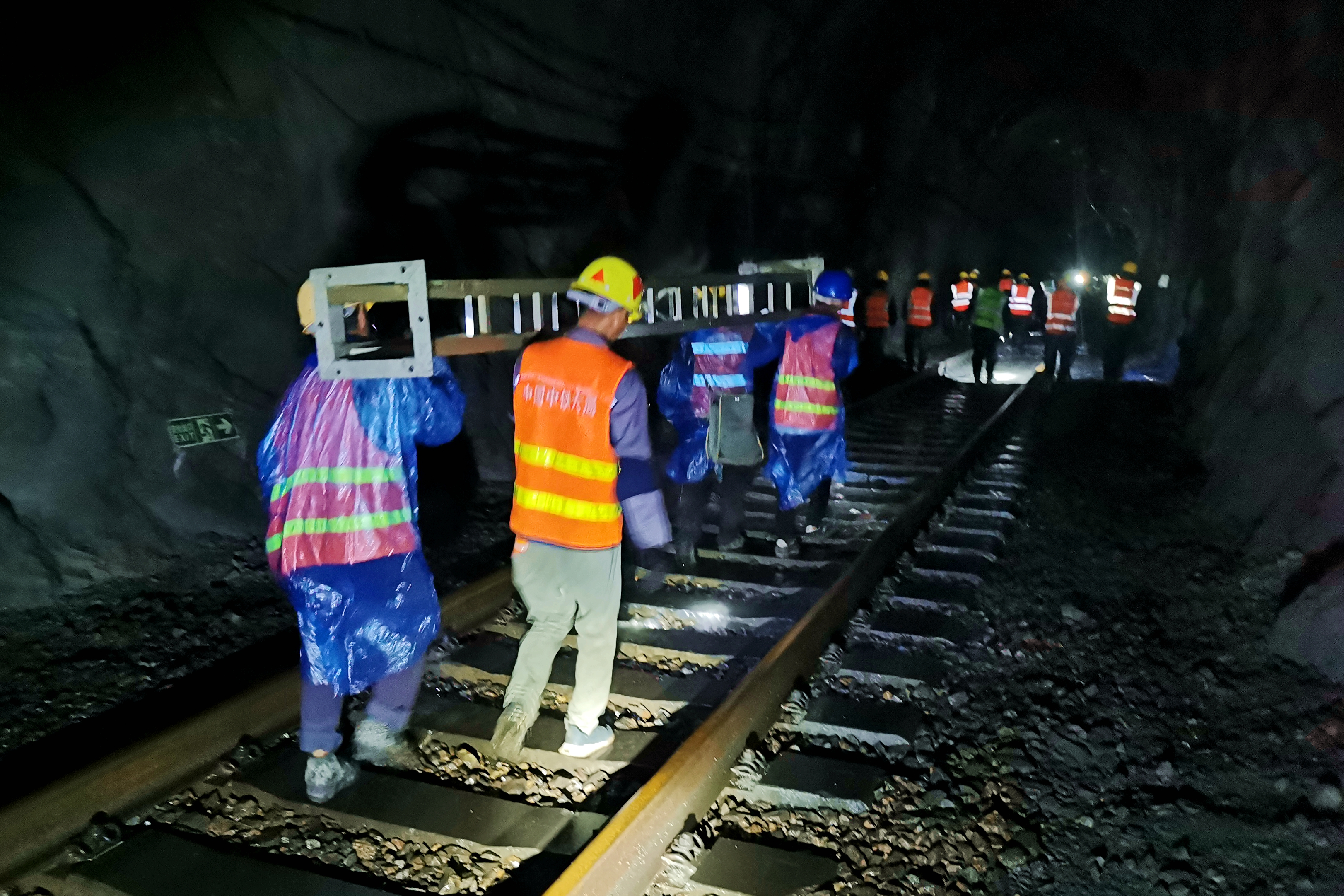 4.中铁六局电务公司运送抢修钢柱.jpg 4.中铁六局电务公司运送抢修钢柱.jpg