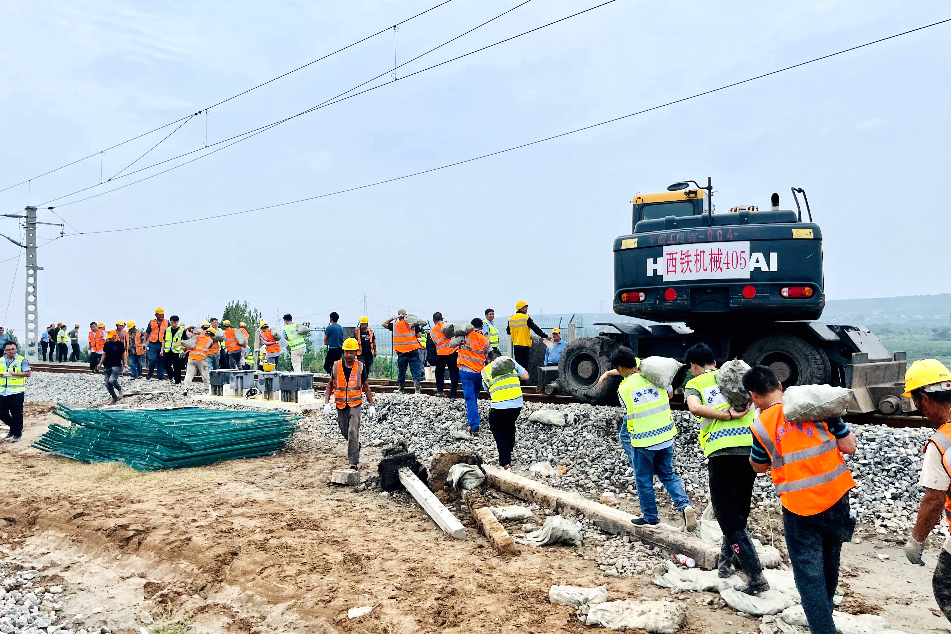 12.中铁上海局七公司西延铁路项目抢修咸铜铁路.jpg 12.中铁上海局七公司西延铁路项目抢修咸铜铁路.jpg