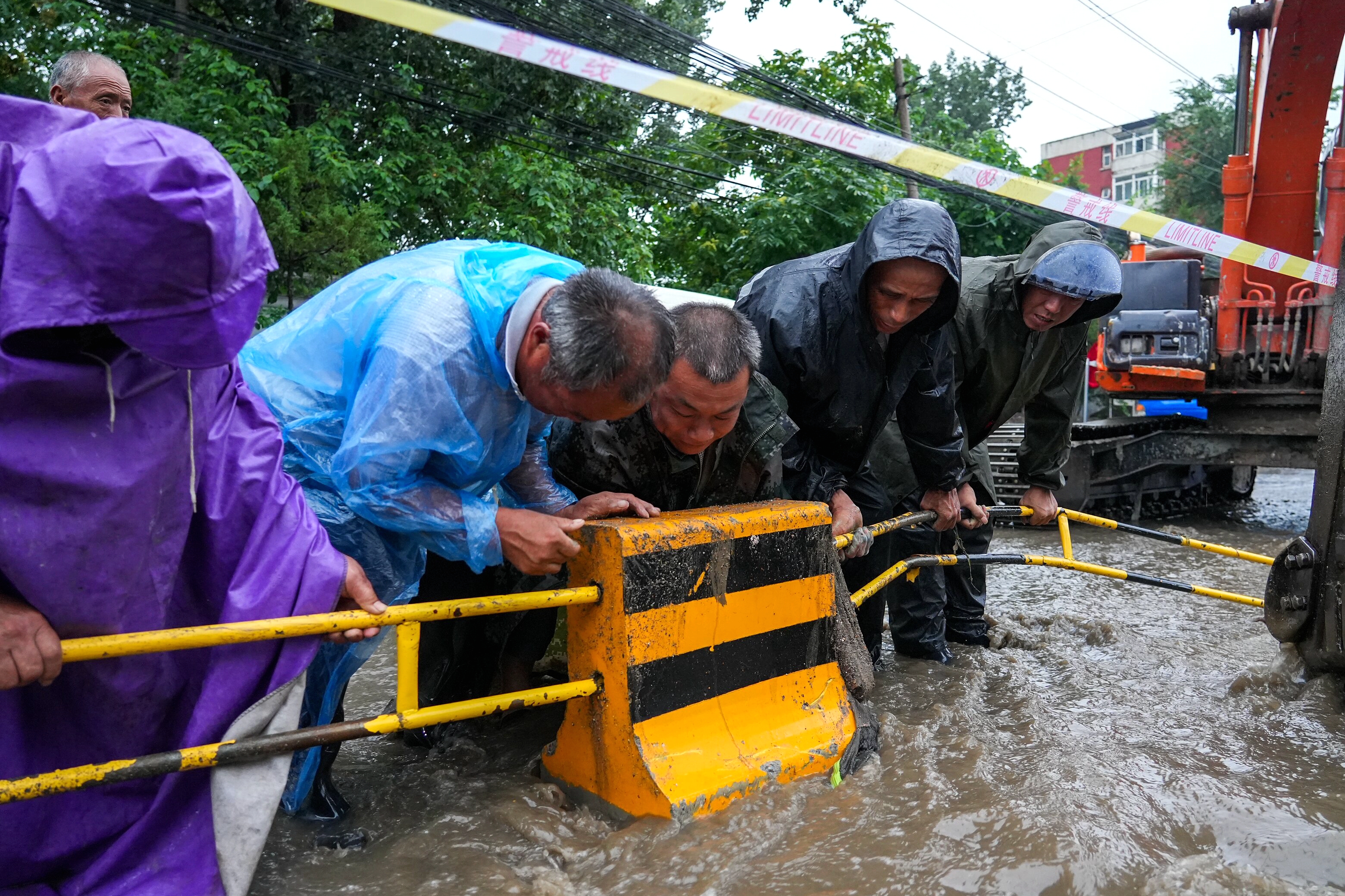 8.中铁建工一公司北京园博创新中心项目摆放水泥墩.jpg 8.中铁建工一公司北京园博创新中心项目摆放水泥墩.jpg
