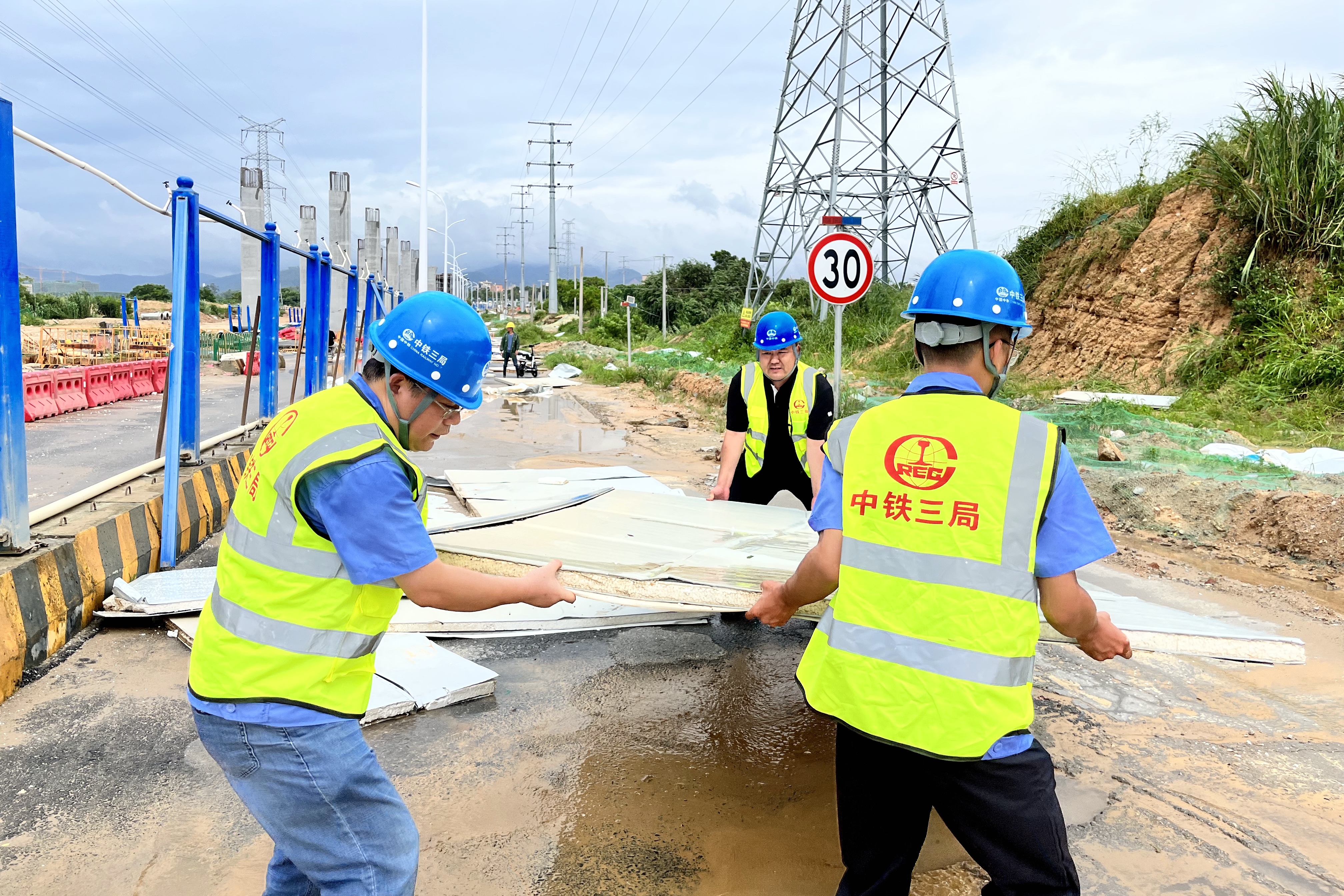 2.中铁三局六公司厦门新324国道项目清理围挡.jpg 2.中铁三局六公司厦门新324国道项目清理围挡.jpg