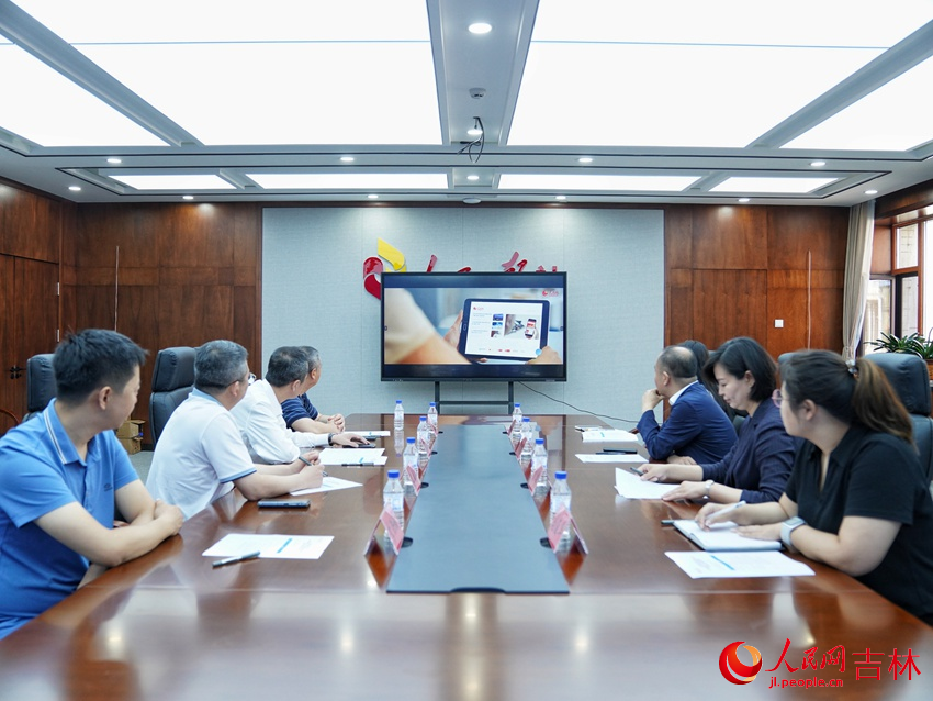 双方一同观看人民网宣传片。人民网记者李洋摄