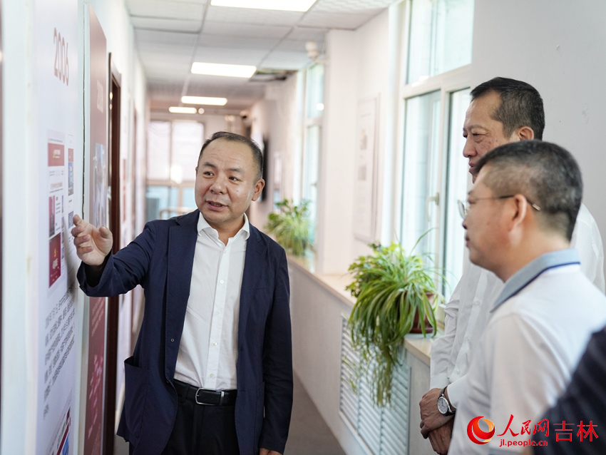 长春高新集团一行参观了人民网发展历程。人民网记者李洋摄