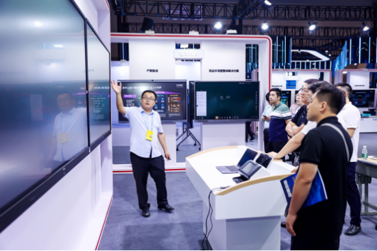 图为“智慧教育”展区嘿板OS系统把智慧课堂搬进展厅。新华三集团供图 图为“智慧教育”展区嘿板OS系统把智慧课堂搬进展厅。新华三集团供图