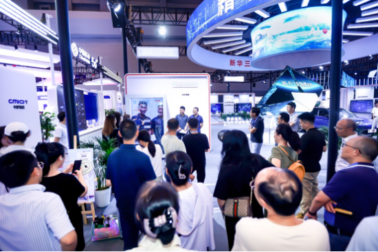 图为参观者体验新华三AIGC相关产品。新华三集团供图 图为参观者体验新华三AIGC相关产品。新华三集团供图