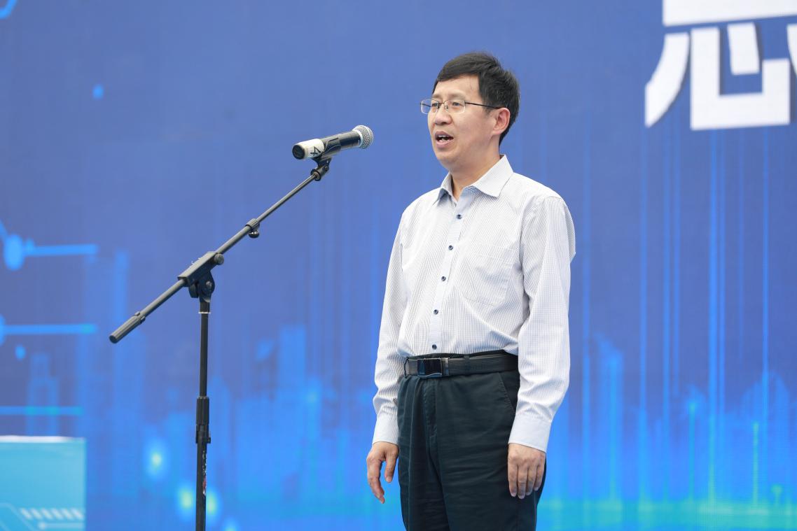 安徽建工集团控股有限公司党委委员、副总经理陈仁虎宣布大赛开幕。人民网记者高飞跃摄