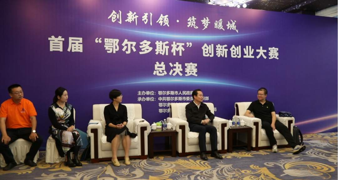 赛后杜汇良同获奖选手、创投机构及新闻媒体近距离进行交流探讨.png?x-oss-process=style/w10