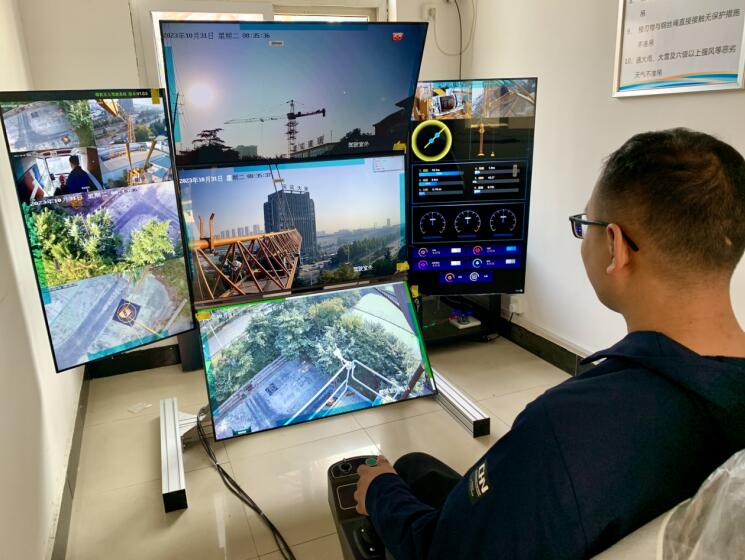 作业人员正在演示远程操作吊塔。安徽建工集团供图