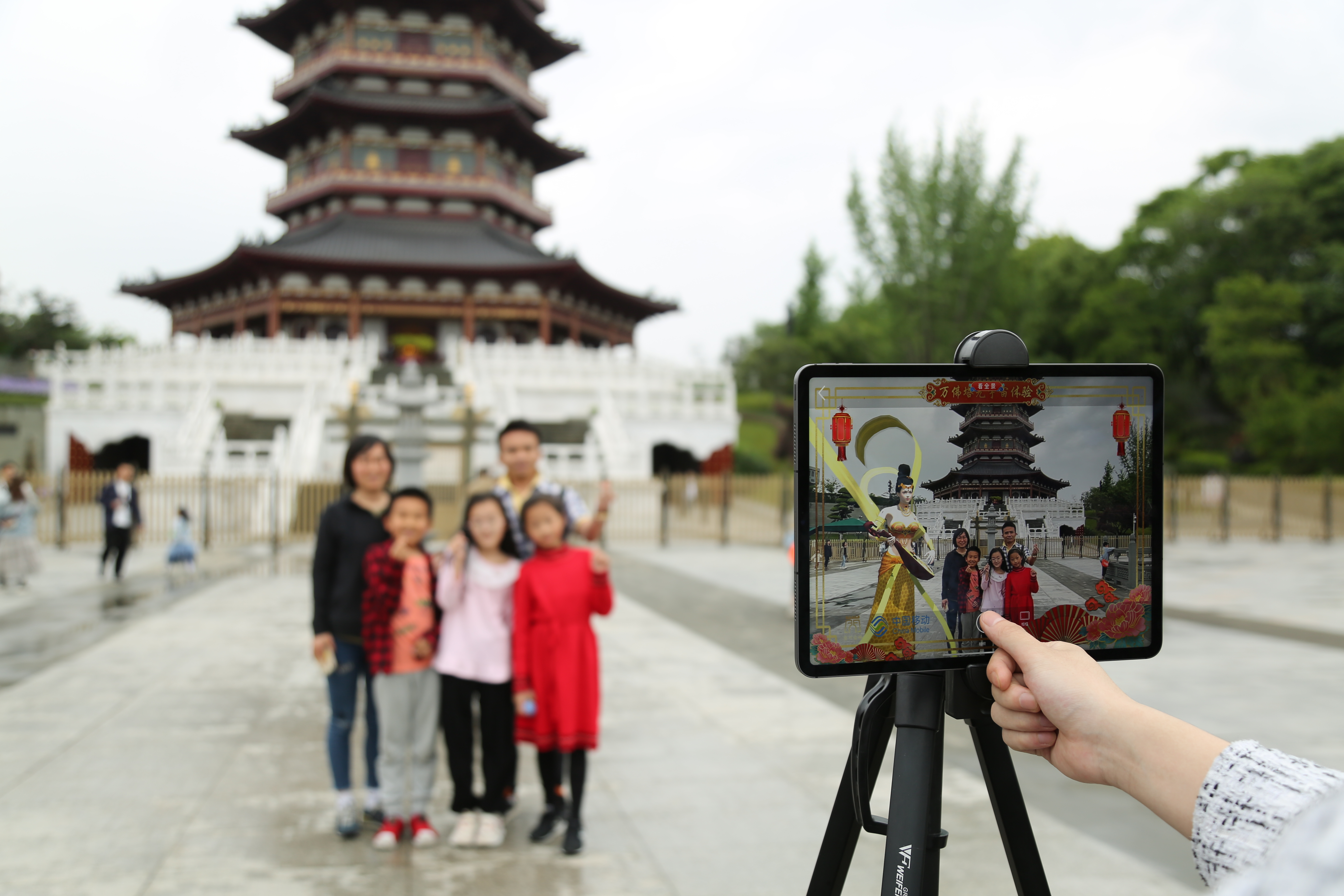 游客在景区通过VR技术与虚拟IP形象“飞天仙女”拍照打卡.jpg 游客在景区通过VR技术与虚拟IP形象“飞天仙女”拍照打卡.jpg